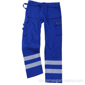 Blaue flammhemmende Hose mit silbernem Klebeband